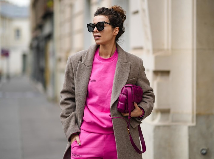 Выглядит нелепо: 5 устаревших вещей, которые почему-то носят все блогеры - «Мода»