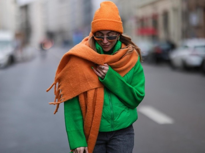 Как носить шарф и не выглядеть старомодно и скучно: 4 идеи, чтобы быть в центре внимания - «Мода»